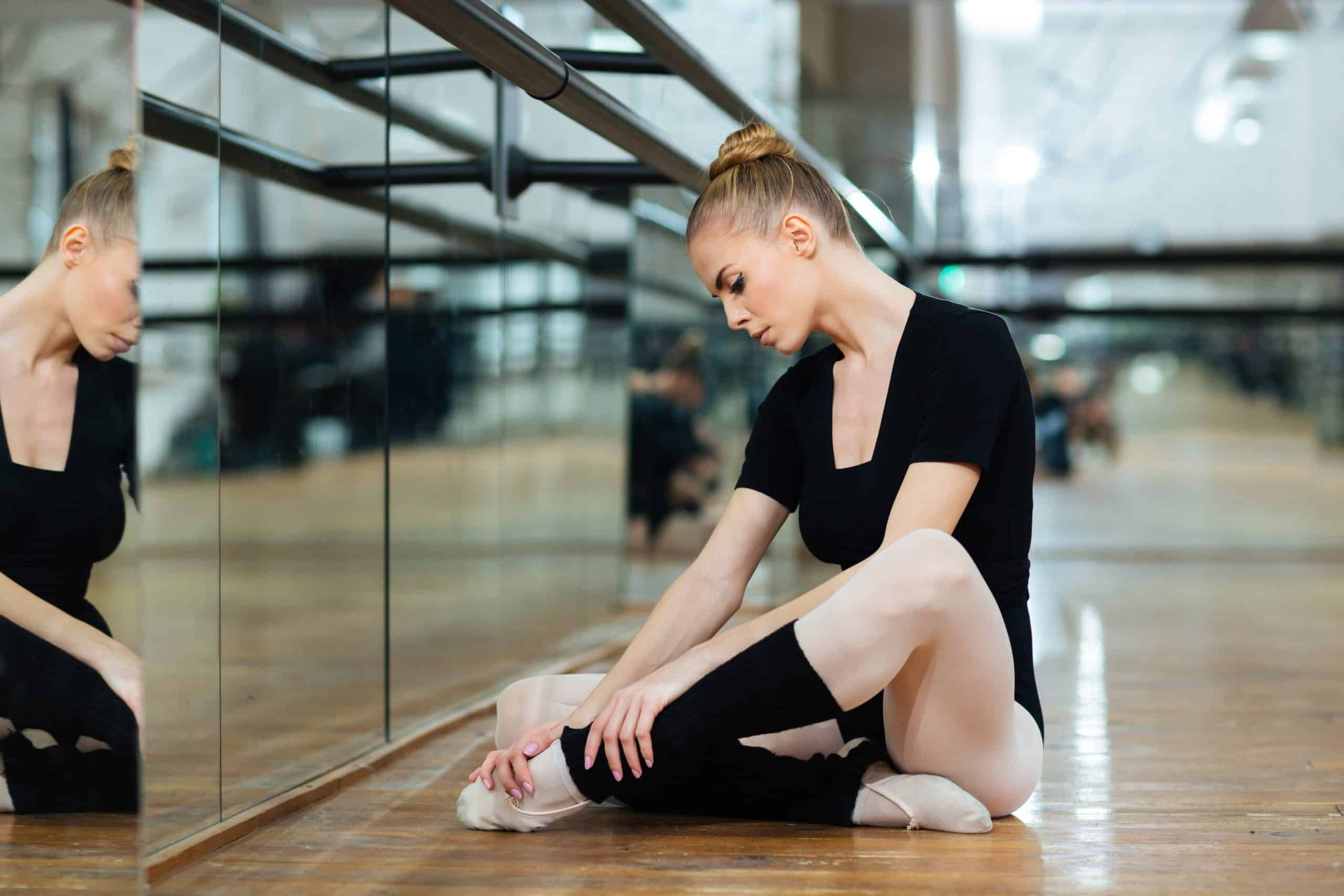 Гибкая балерина занимается в студии в одной лишь пачке